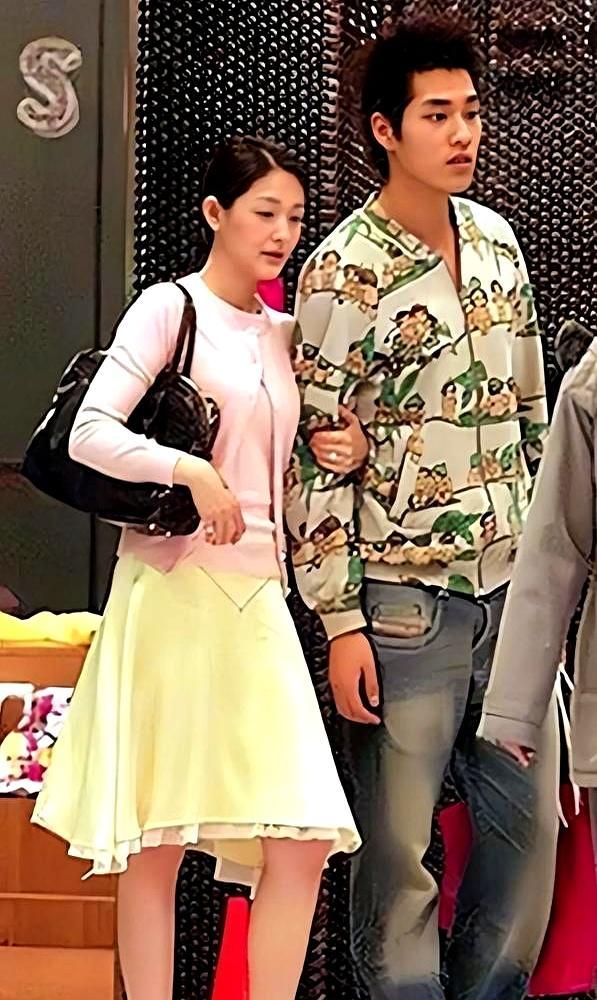 她倒追他四年，在家说话都不敢大声。最后等来一句：我在和你全家谈恋爱。当年拍