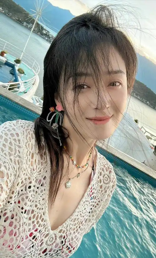 蒋欣这也太美了修长的天鹅颈,深深的锁骨,瘦下来的蒋欣也是人间尤物！[大笑][嘻嘻