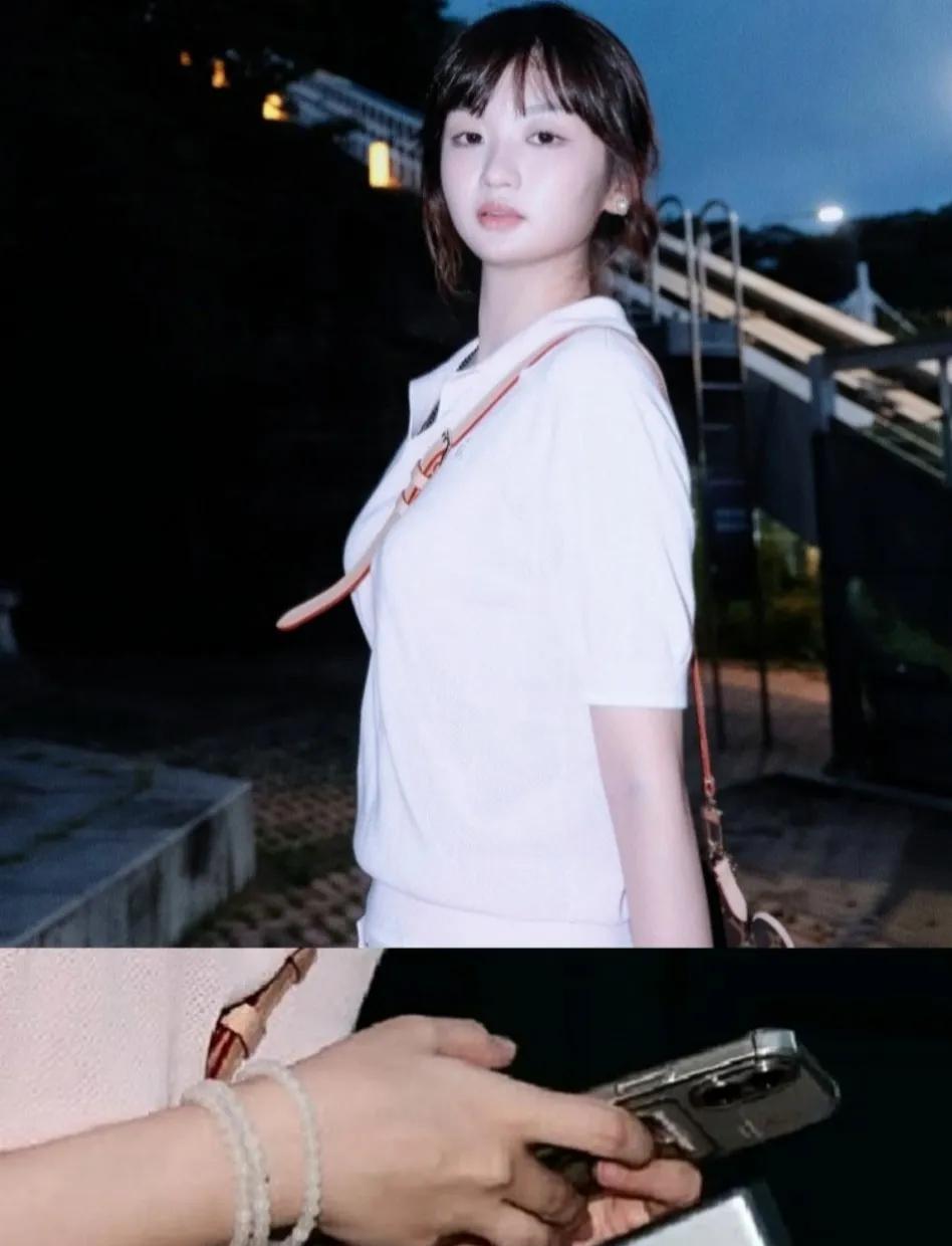 真羡慕杨瀚森啊，才20岁就有女朋友了！[狗头]近日，杨瀚森的女友在社交媒体上晒