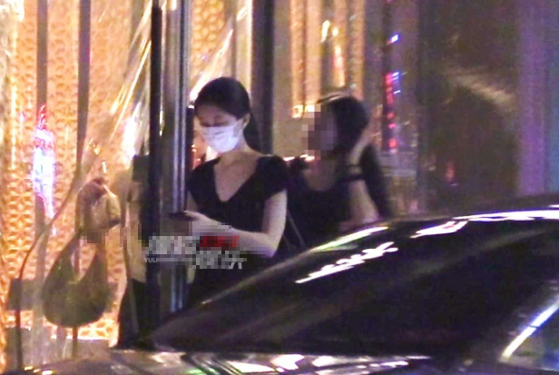 20岁李嫣与好友聚会到深夜，吃完饭在河边聊天，胳膊纤细锁骨明显，太瘦了看着不足百斤，气质像模特。9月