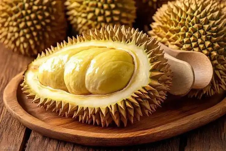 曾经被中产奉为水果界爱马仕的榴莲，价格突然迎来大跳水。很多人觉得，只是东南亚产地