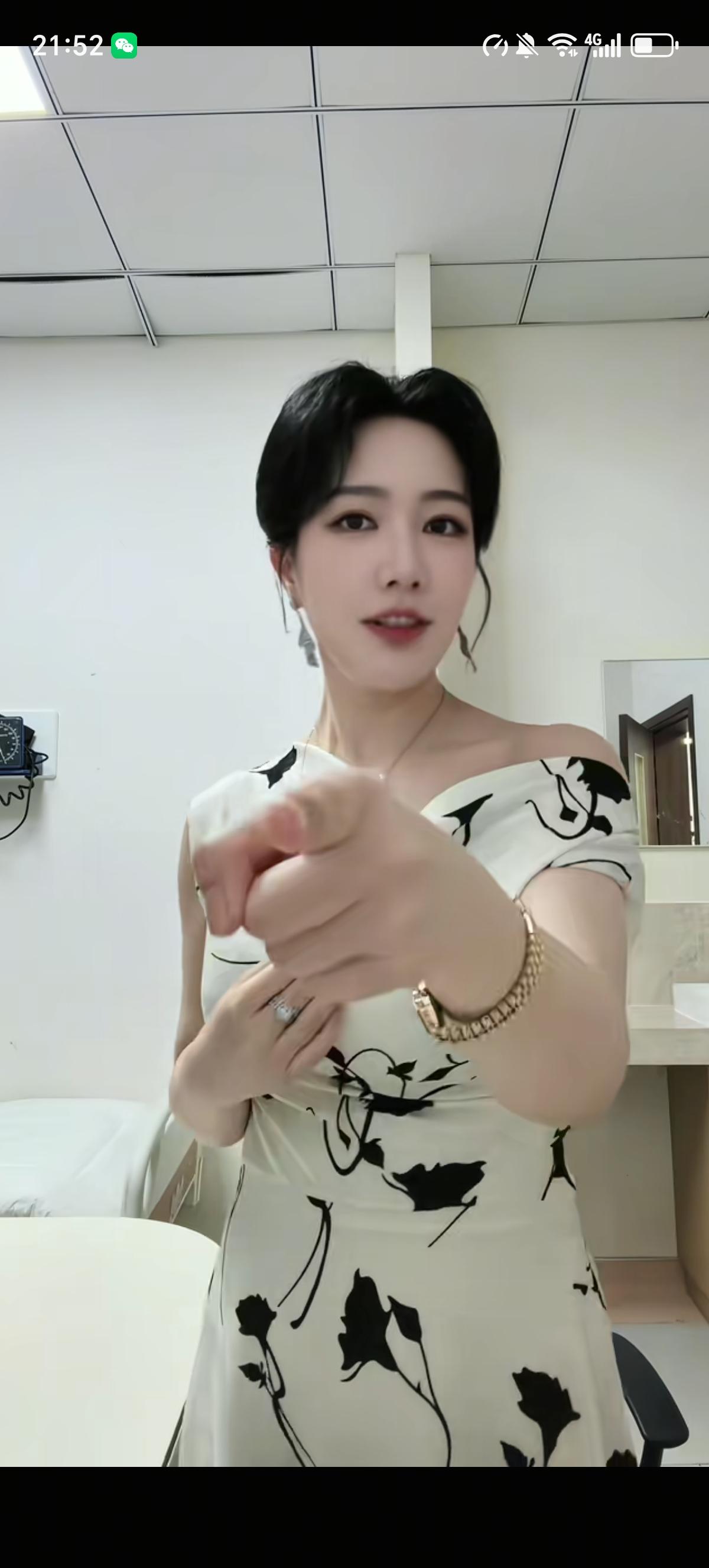 张雪峰的前女友张张日常以维护前男友女儿的名义揭露另外两个女人的状况，她这么爱张雪
