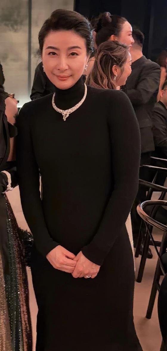 郭晶晶现在面相真不一般，整个人自热而然地透露着一种自信和贵气。一身打扮也是低