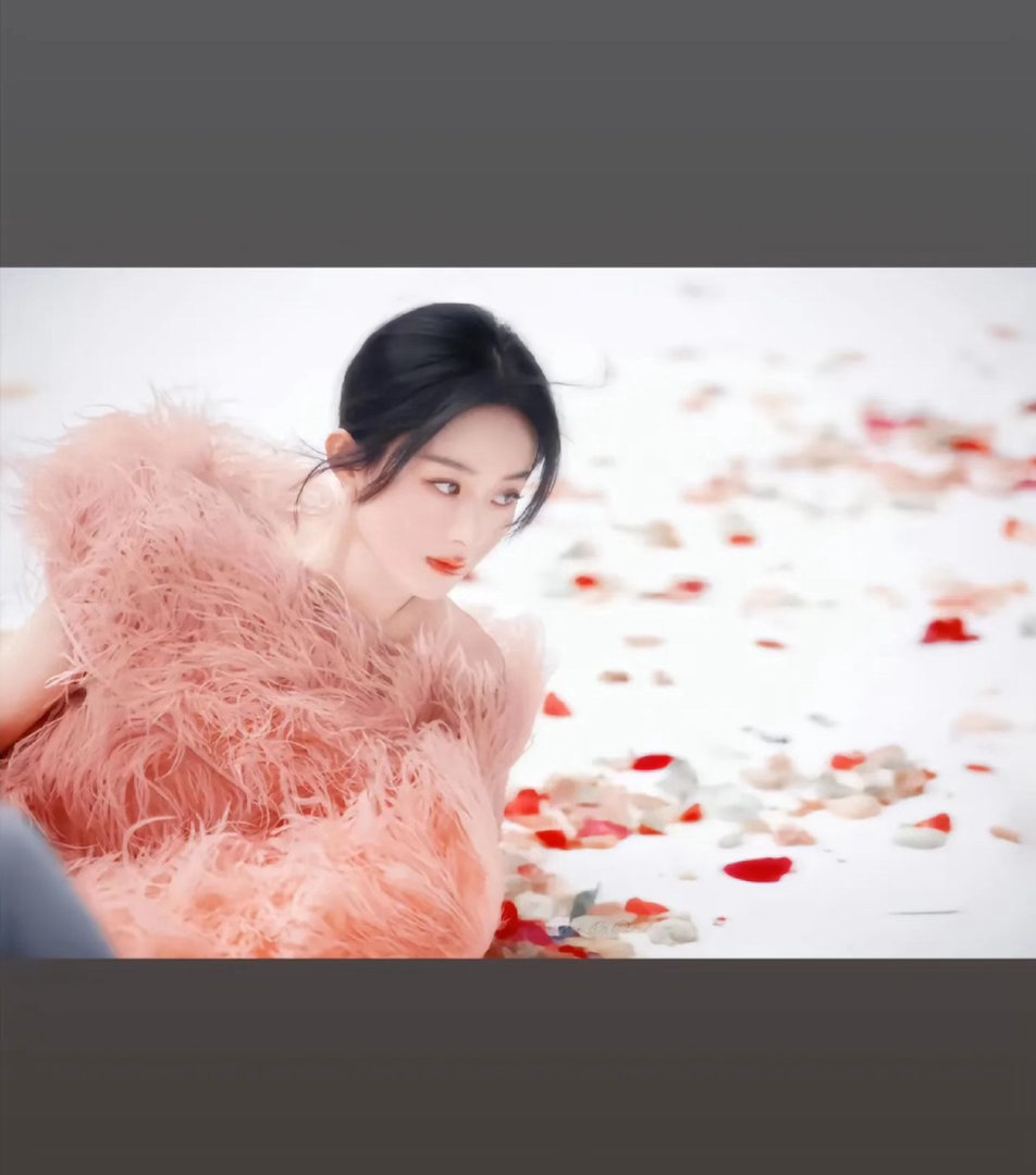 直观感受到赵丽颖的脸有多小她的脸小到让人怀疑是不是按黄金比例长的。清冷又温柔，