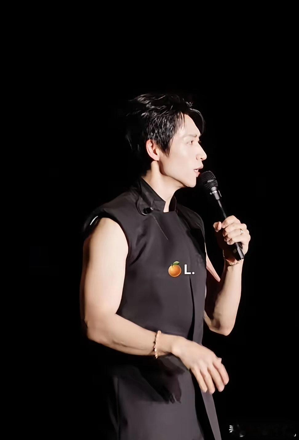 快乐男声魏晨在《沉默的荣耀》中饰演副官一角，再度翻红。在剧中，他饰演的副官自始至