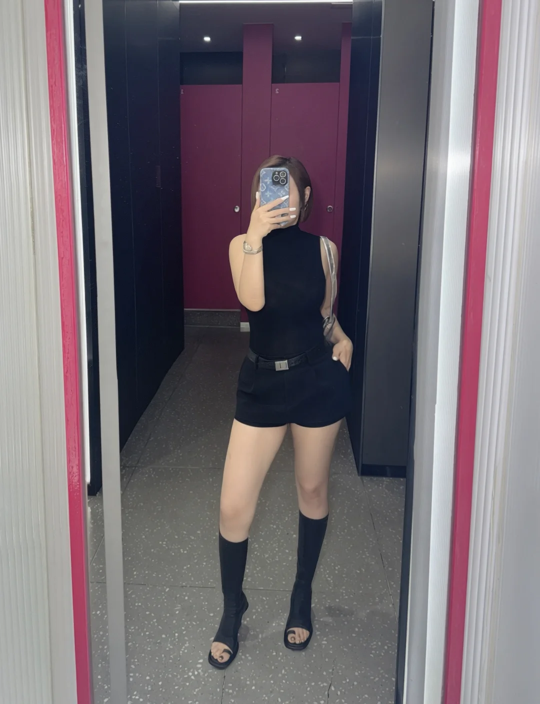 女人一身黑 走哪都ok