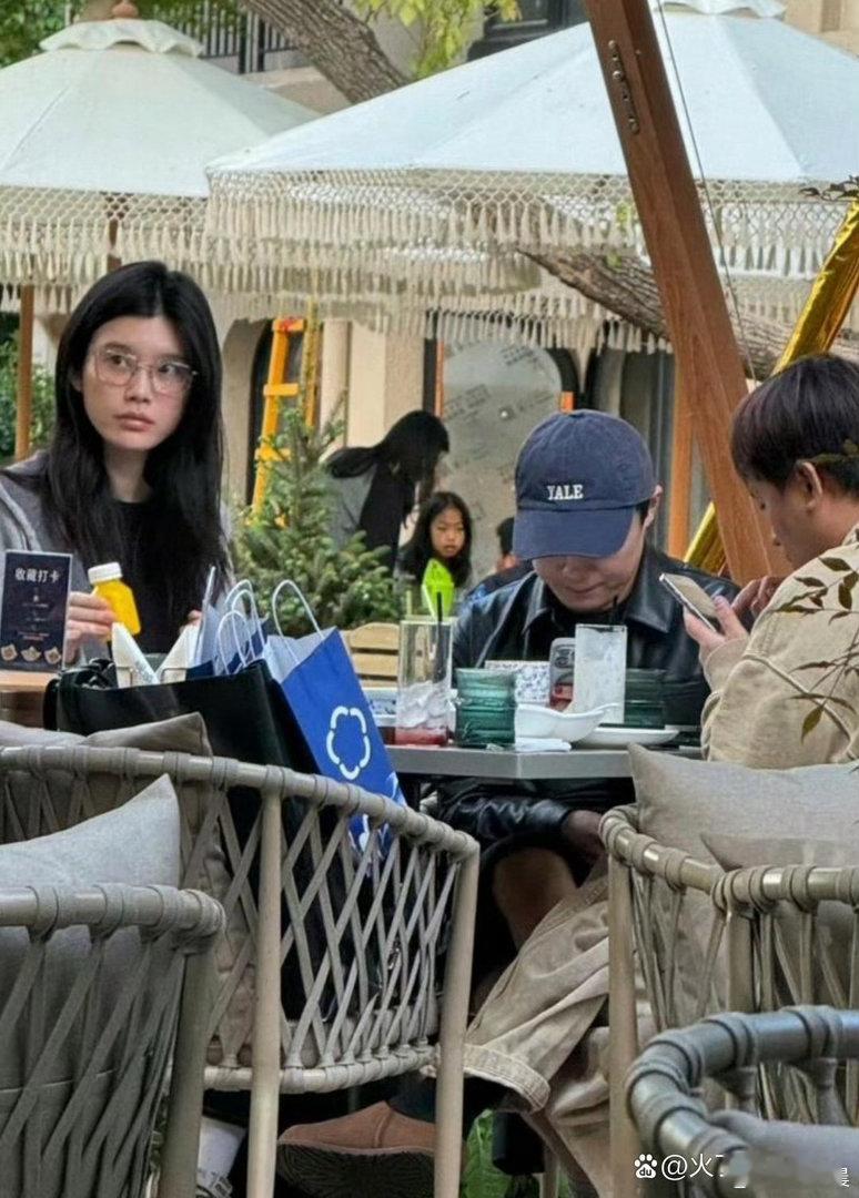 37岁奚梦瑶上海用餐被偶遇，真人颜值出众，皮肤细腻身形纤瘦，满满的少女气质。