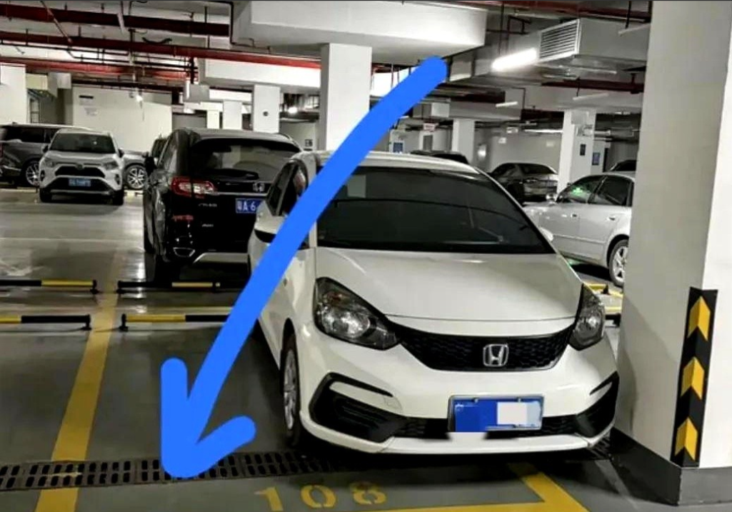花十万块买了“一个半”的车位，每次停车都能看见邻居把他的车停成这样，明明地上画了