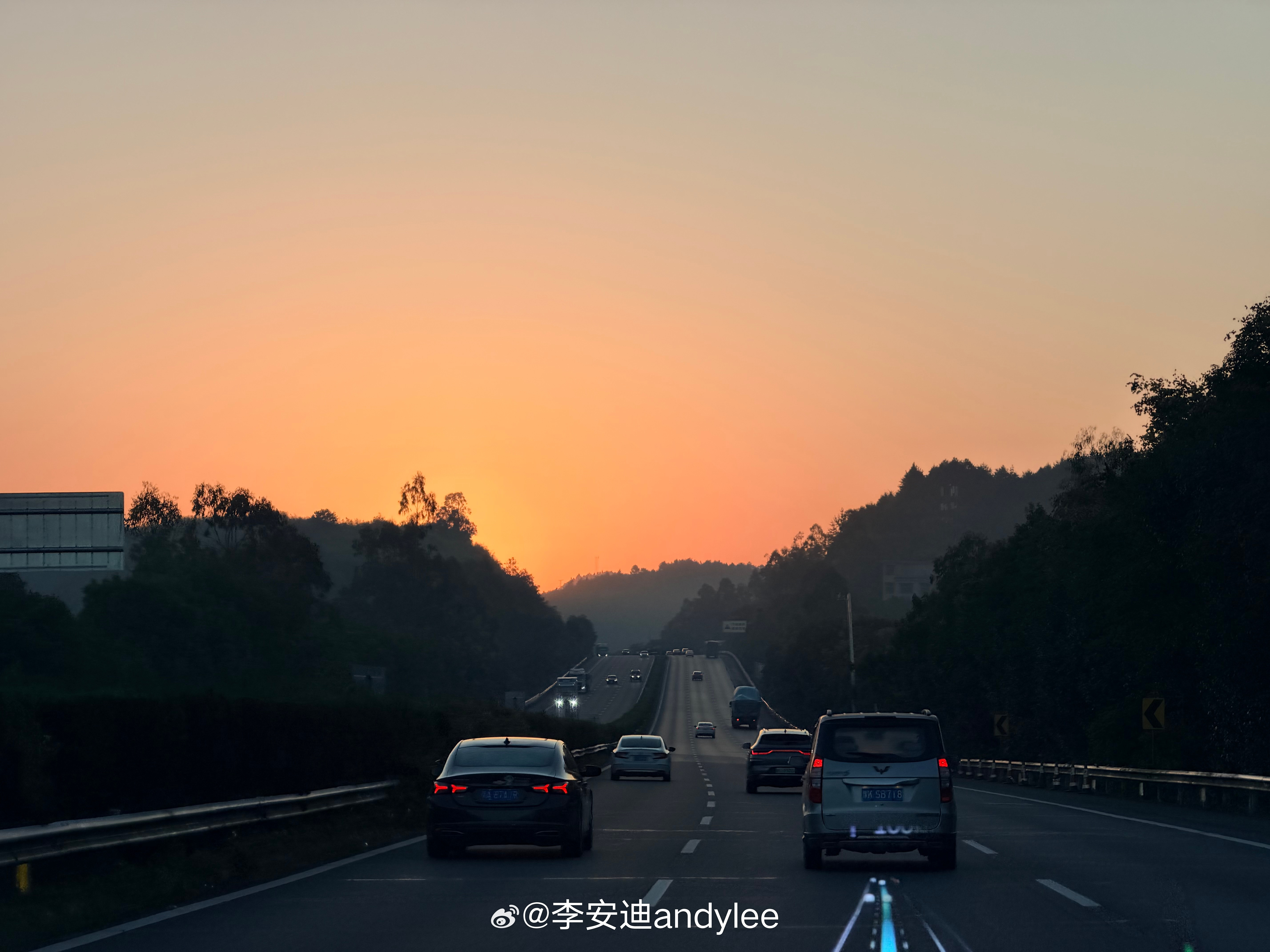 高速返程回家了，我总结一下这次高速的人生道理：1、选对高速公路很重要，要是选错了，就会非常的拥堵，选
