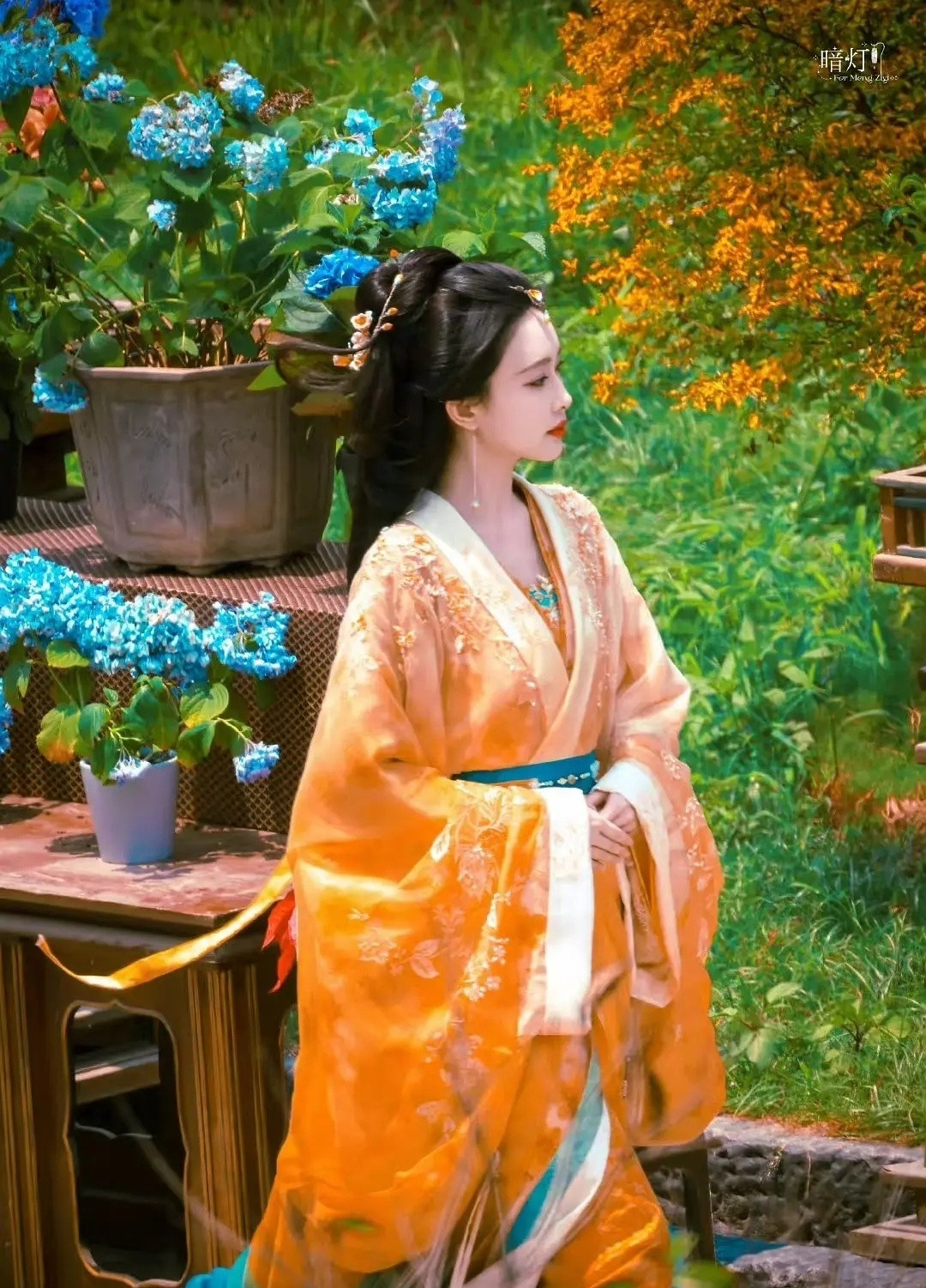 孟子义与岳雨婷撞款造型，易小雅这是开始深耕短剧赛道了？