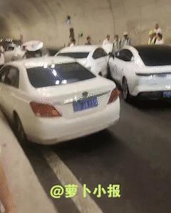 这一番操作下来，确实绝了：1号喜滋滋开车，2号就撞了3号去交警队处理，4、5