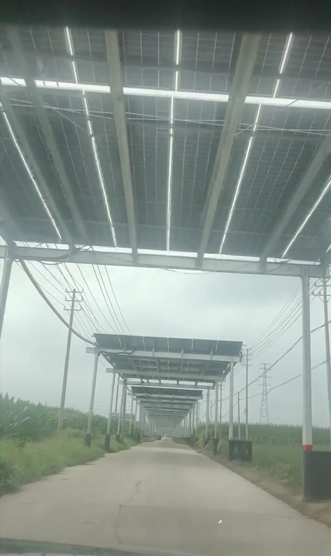 光伏发电装在公路上面真的是好处多多，让我慢慢道来。其一，公路上装光伏，不需要占