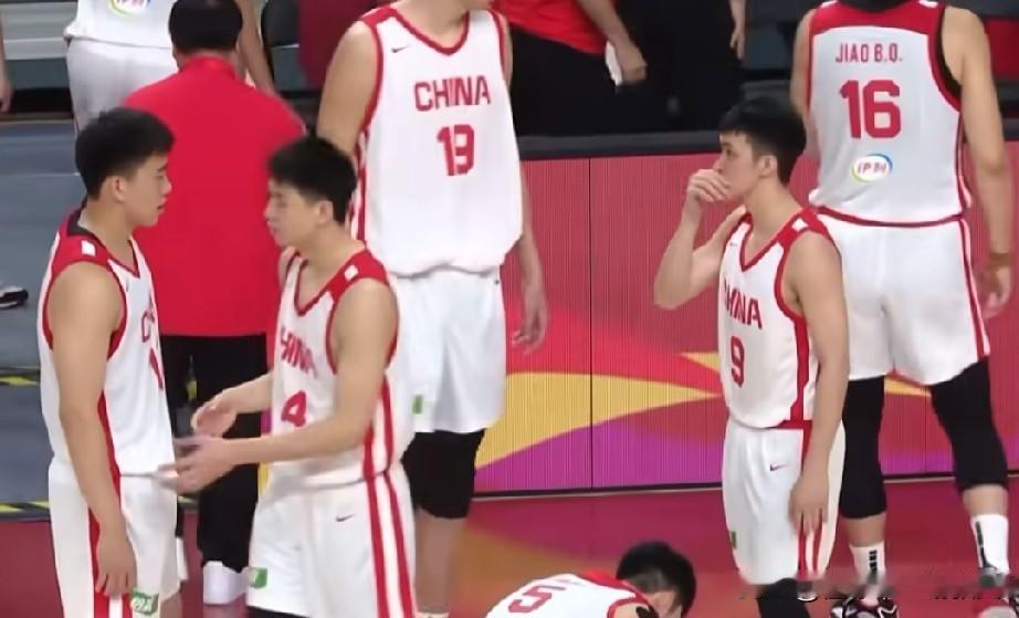 咪咕解说周鹏盛赞王俊杰，脱口而出：他怎么这么聪明，且古典。中国男篮二队对阵塞尔维