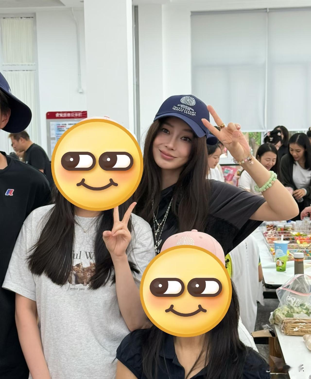 明明是亲子活动结果海绵妈妈被其他同学和同学家长拉走了哈哈哈哈哈