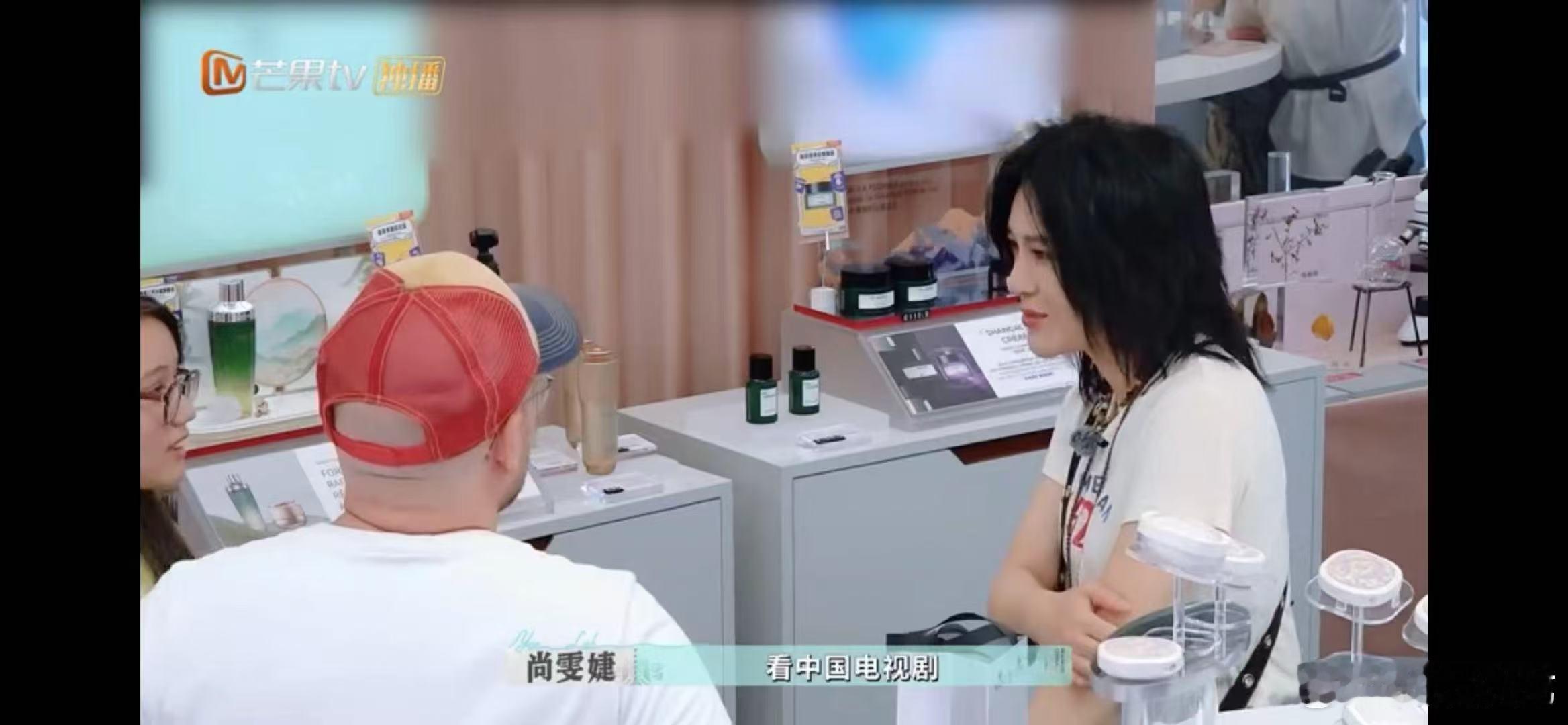 尚雯婕一线助攻戚薇巴黎小影迷尚雯婕一款人形粉丝助攻器谁懂啊！也太热心肠了！法国