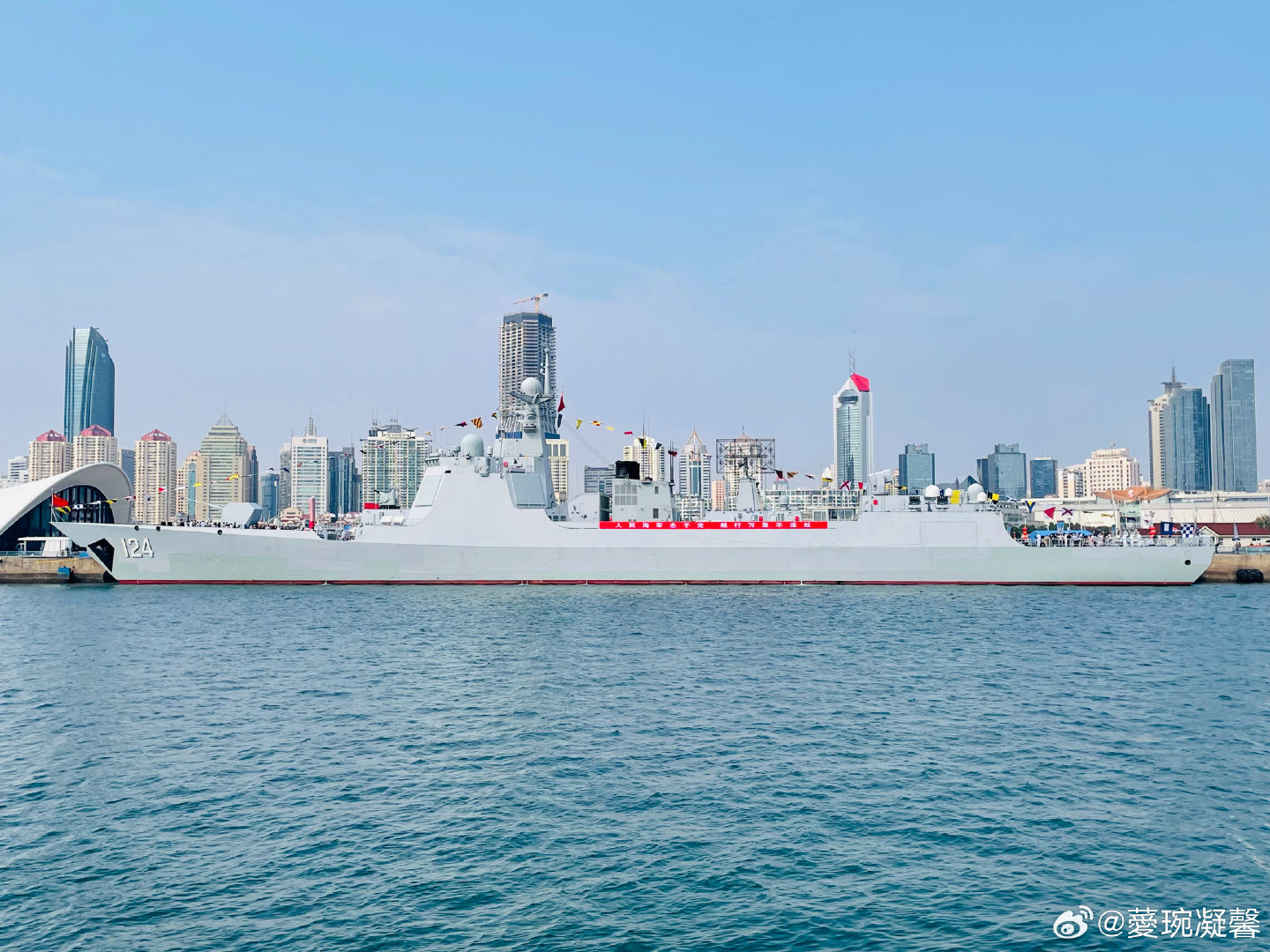 不如“舰”一面。何其有幸，登上中国海军现役导弹驱逐舰。​