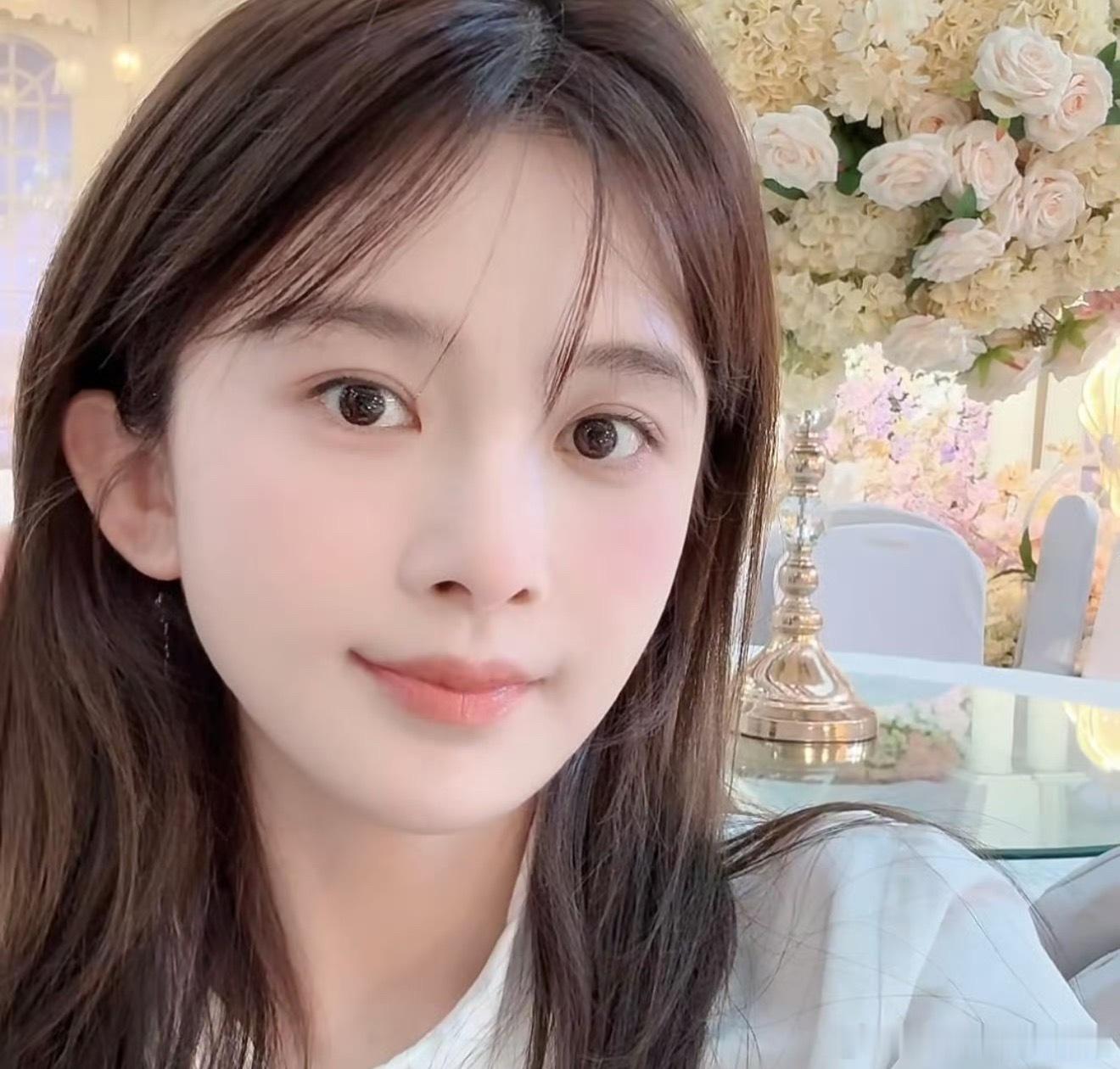 赵樱子终于官宣新恋情了，男友也出现在直播间，感情这事真是让人捉摸不透。赵樱子此前