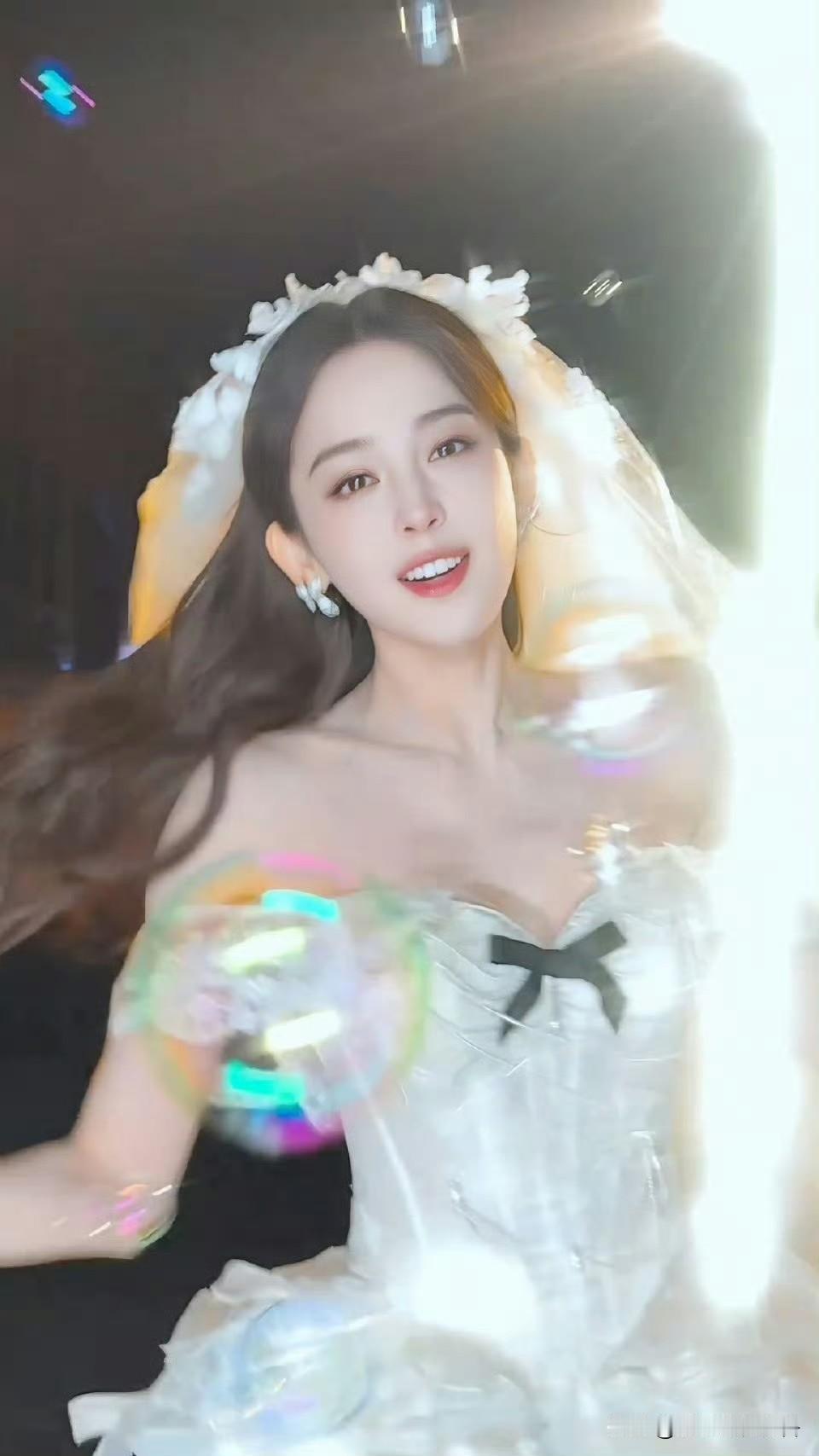 脸在江山在，古力娜扎凭这张脸就能稳稳站在娱乐圈了，说她是内娱免检大美人也无疑了！