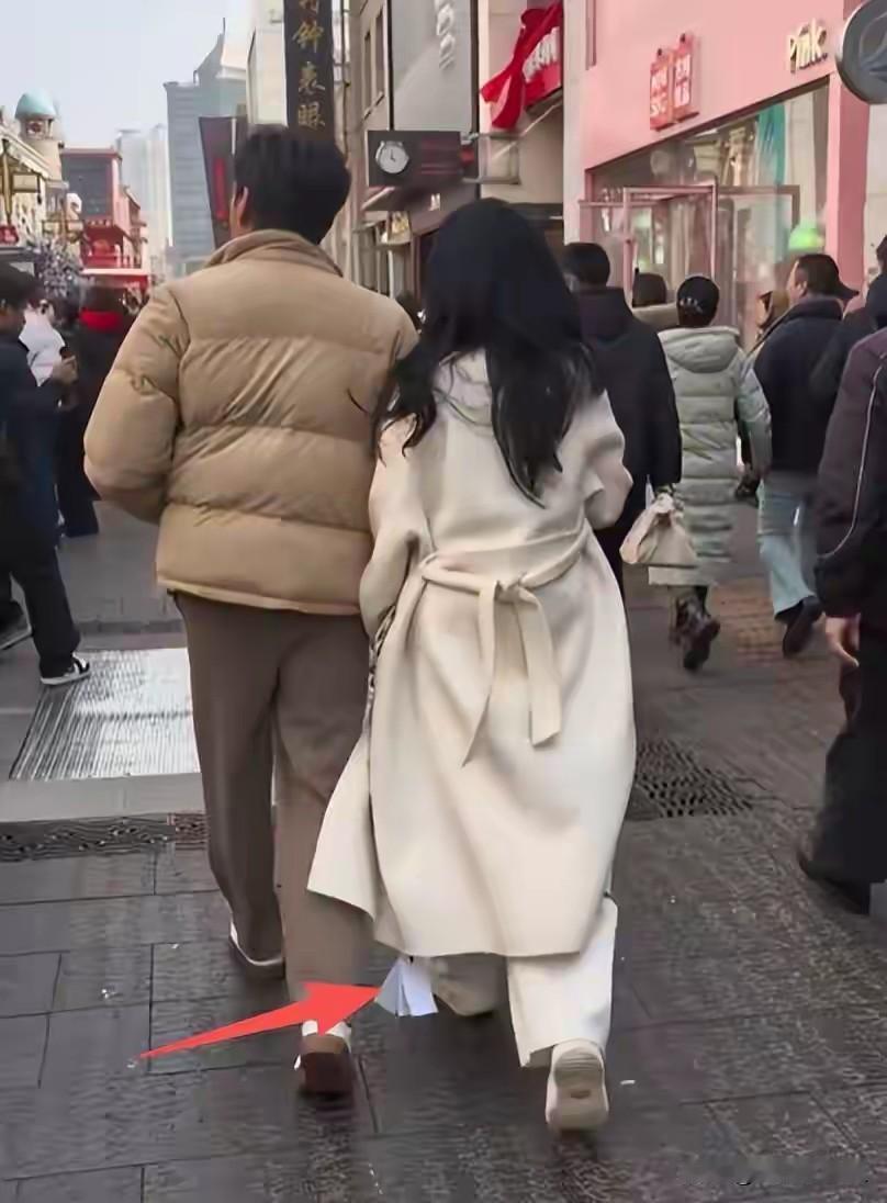 57岁的伊能静回婆家过年因在大衣吊牌没剪而被质疑不要乱猜测和误解她了伊能静