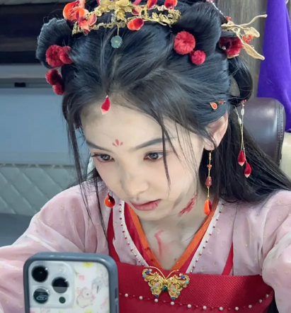 章若楠晒带伤剧照嘟嘴模样惹人怜