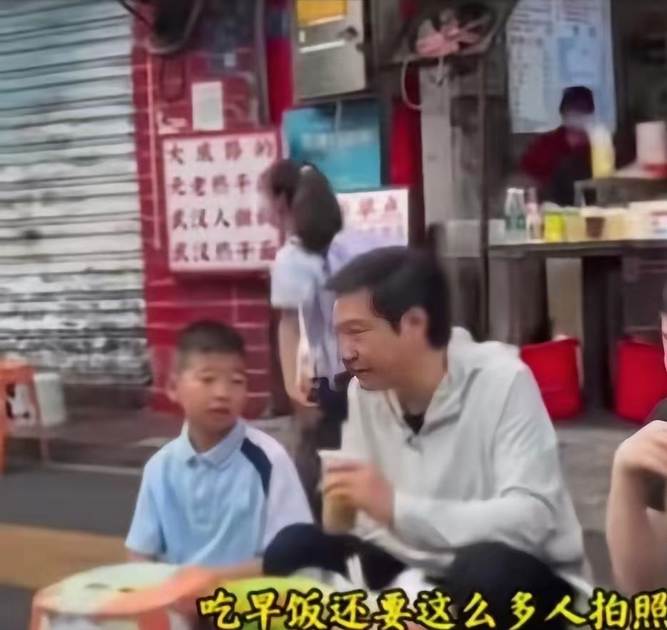 雷军的风评咋突然变差了？[？？？]刷到黄仁勋在台北吃猪脚饭的视频，评论区满