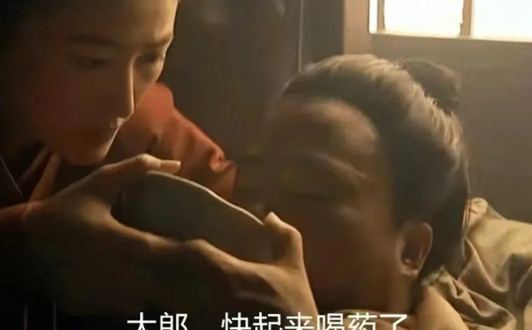 那年，演员李强来到剧组，张纪中导演说：“我们想邀请你饰演“林冲”一角，片酬500
