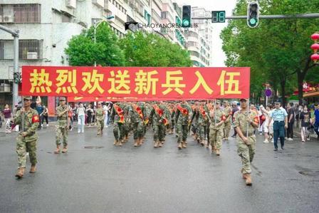 中国送新兵视频刷屏外网！老外直呼：这气场堪比顶流明星出场九月秋风吹起，一年一