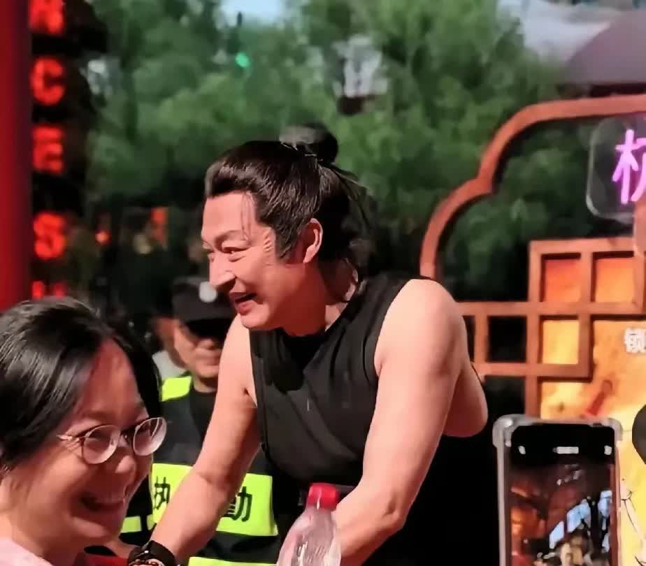 马景涛又在景区营业了！这个老戏骨可真是拼，前几天直播时热晕了，休息没两天又回来接