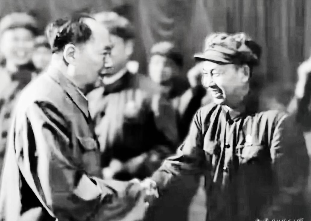 1969年，毛主席在人民大会堂亲切接见解放军高级干部时，当毛主席看到李天佑时便走