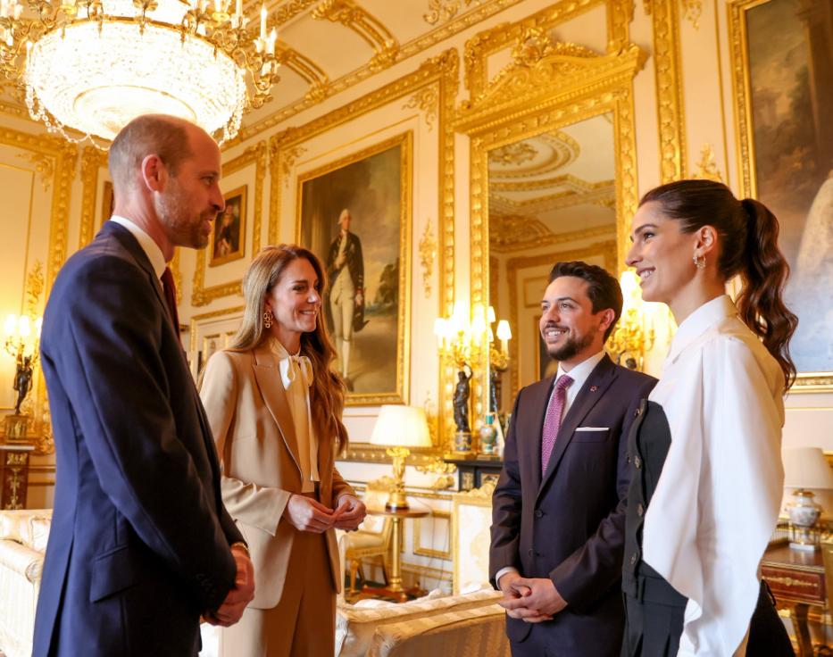 当80后凯特见到90后拉杰瓦,同样是王储妃,谁略胜一筹?10月15日威廉夫妇在温