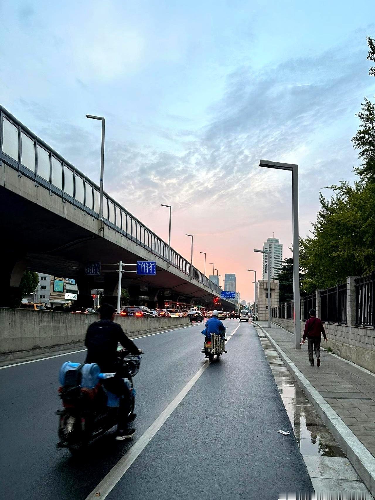 面试还没排到，人就被门口那句“本科起步”挡回去。小姑的女儿，影像学大专，简历投