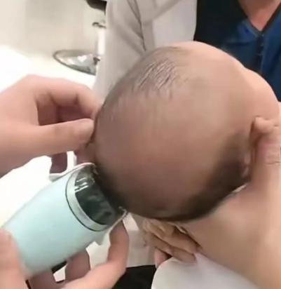 炸锅了！一位年轻宝妈抱着满月的婴儿去理发，理完给了理发师100块钱，可理发师却没