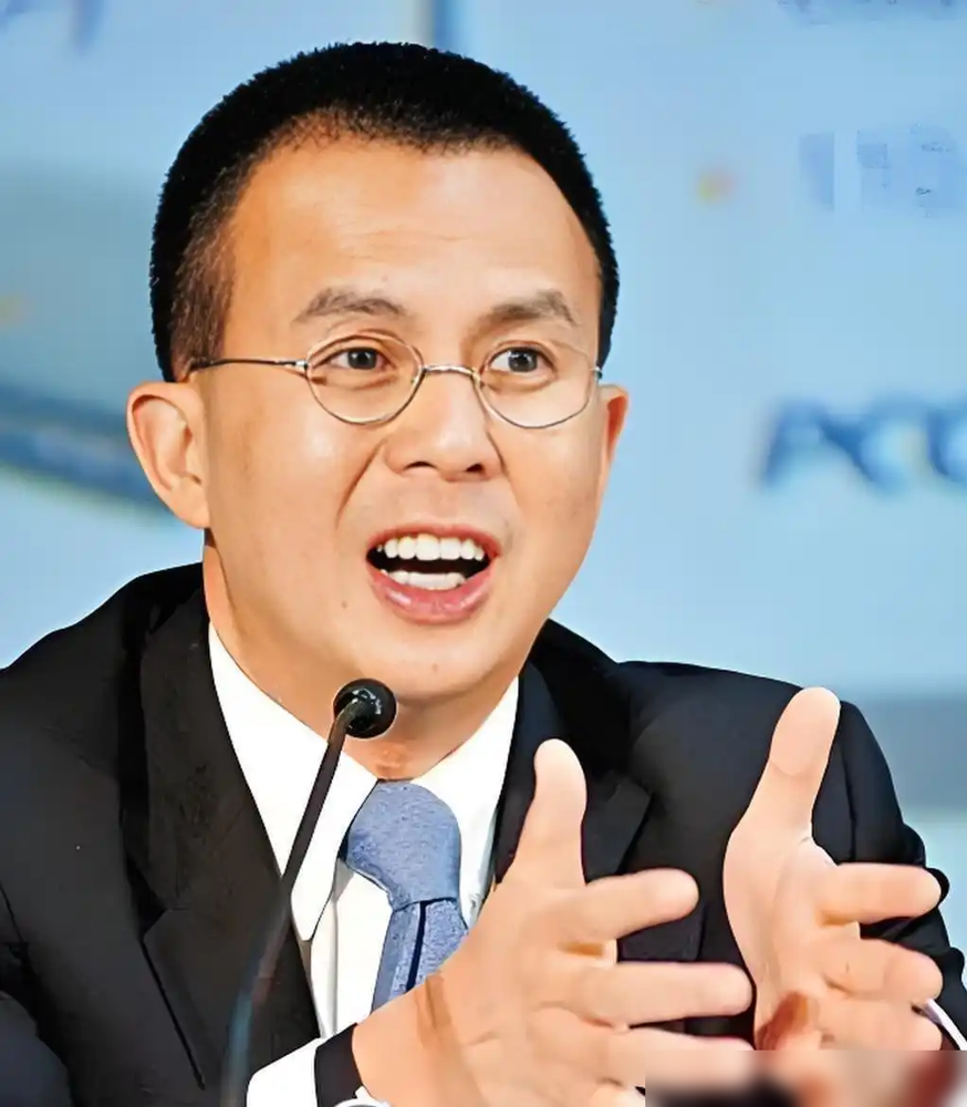 李泽楷砸一个亿把梁洛施从英皇赎出来，转头生了三个儿子，还是没娶。19岁跟了41岁的他，2009年生大