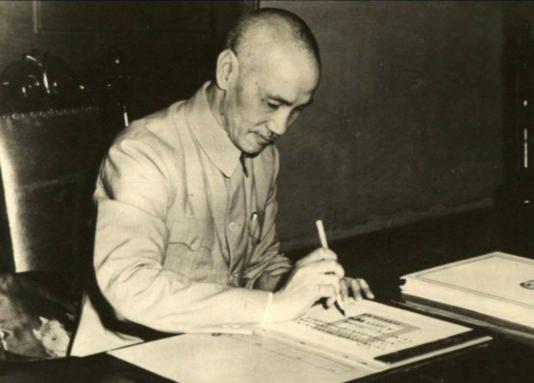 蒋介石这个人有个“怪癖”，那就是只喝35度的温开水，从不喝茶。有人说他自律，有人