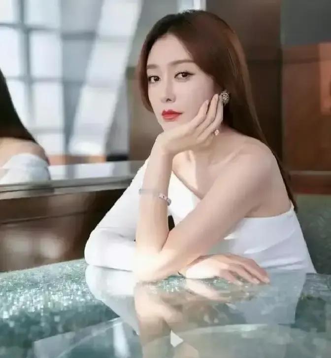 秦岚被骂“不够女人”，真相是，社会正在对45岁以上的女性进行一场“合规性检查”。