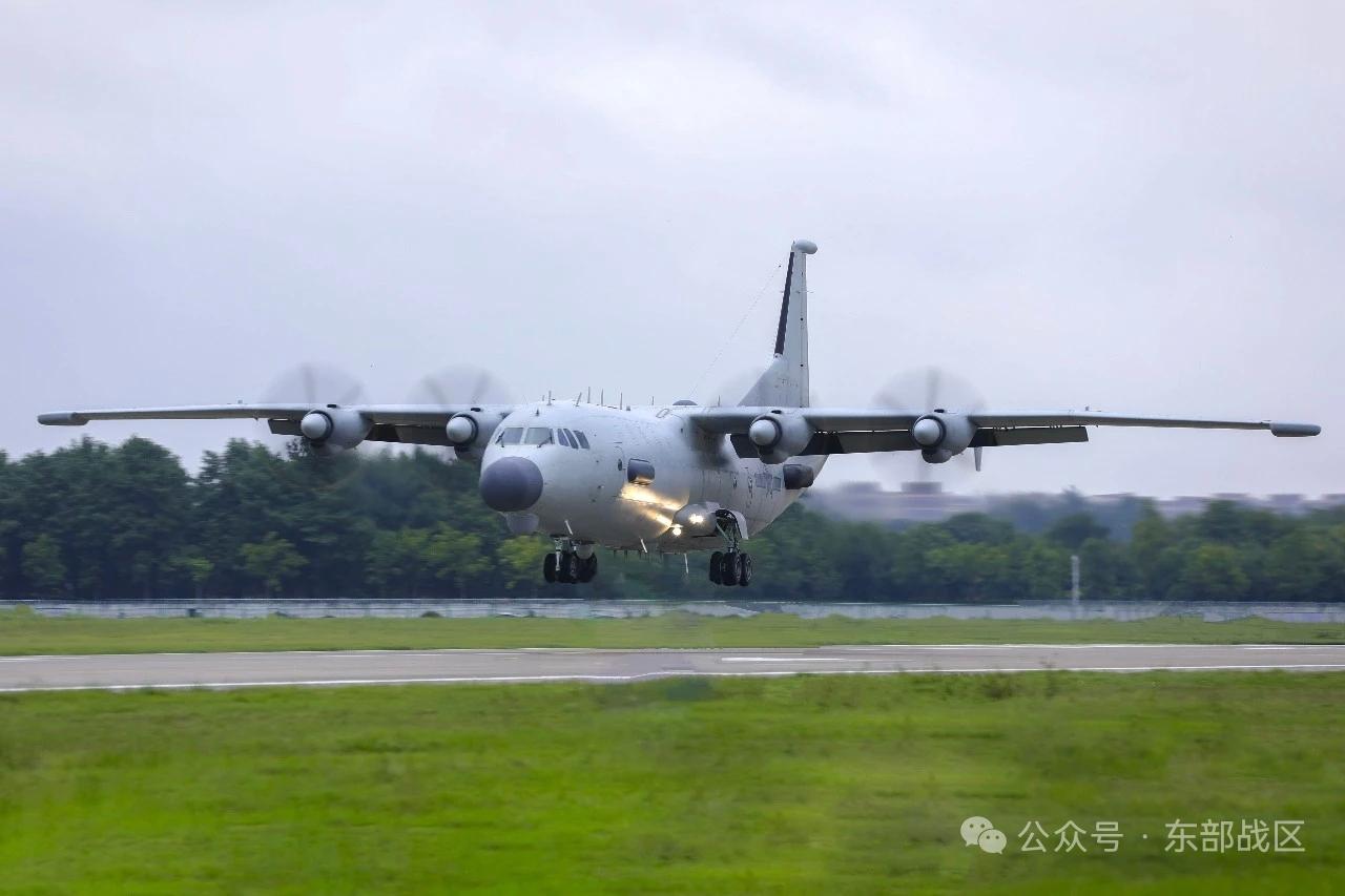 东海舰队航空兵某型飞机在训练中。这张照片还是有特殊之处的，你看出来了吗？