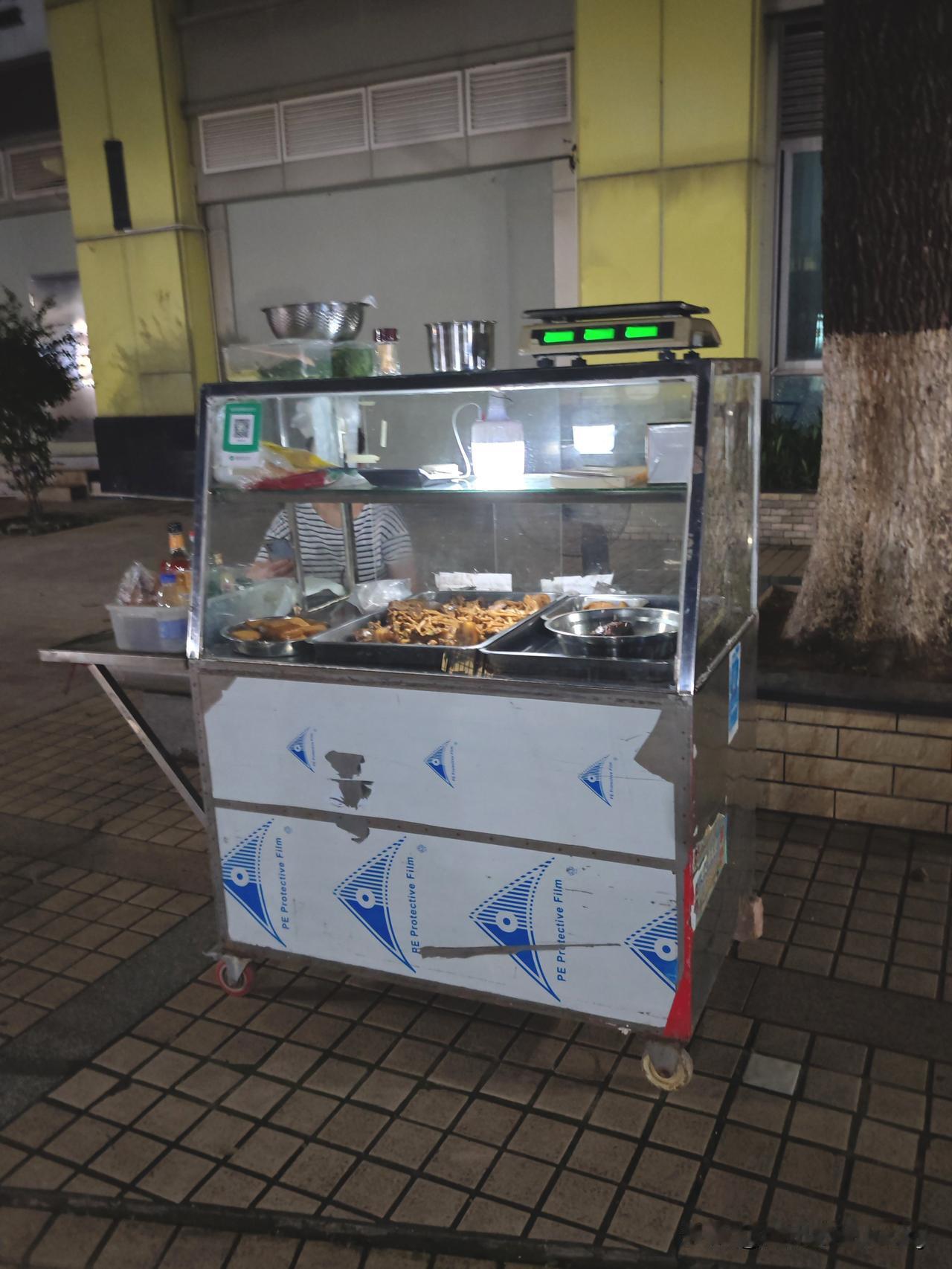 小区卖卤菜的阿姨，猪头肉、肥肠、牛肉、香干等还挺全乎的，可就是没两年那个价格涨的