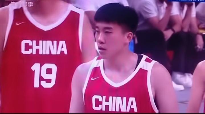 王俊杰发火了，这样的情况在王俊杰这名好脾气球员身上可是不多见。热身赛其实就是演