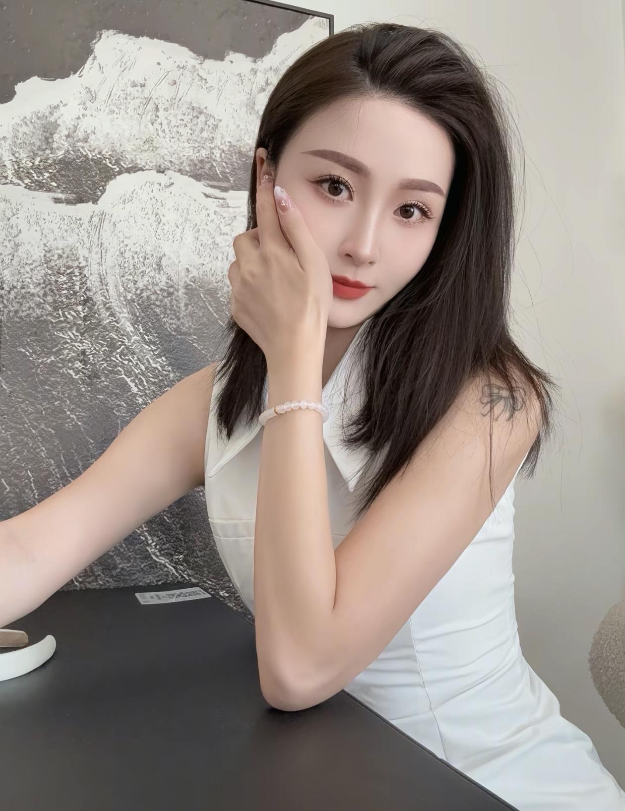 玉人倚案，静思如水。