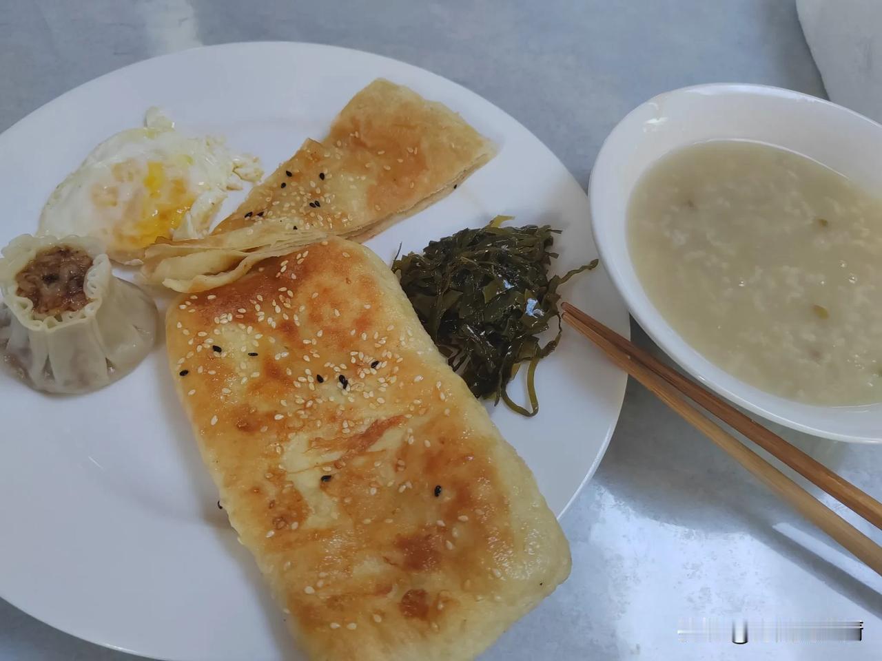 今天早上6：50左右，好几个船员就来厨房吃早餐了，一个个的，打着哈欠，伸着懒腰，