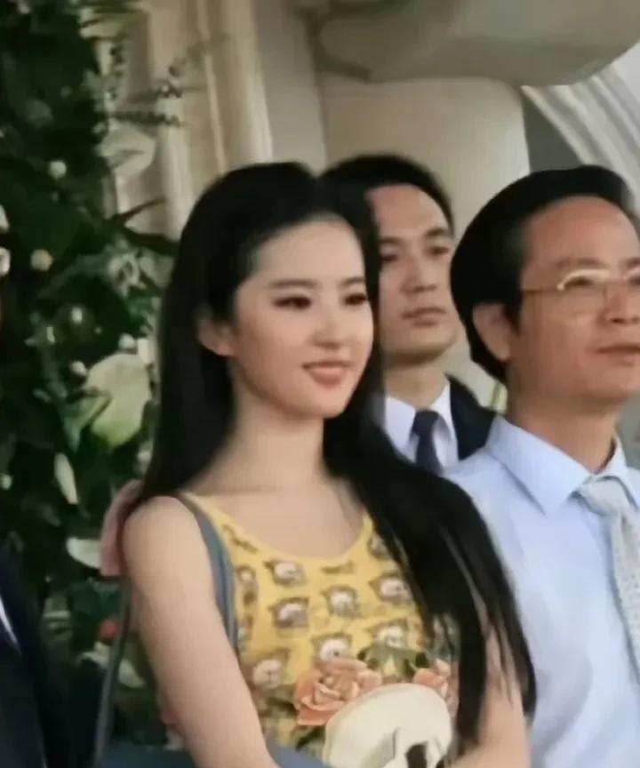 越来越看不懂刘亦菲了。你说她美吧，却又经常看到她一笑就露牙龈的丑照，你说她身材