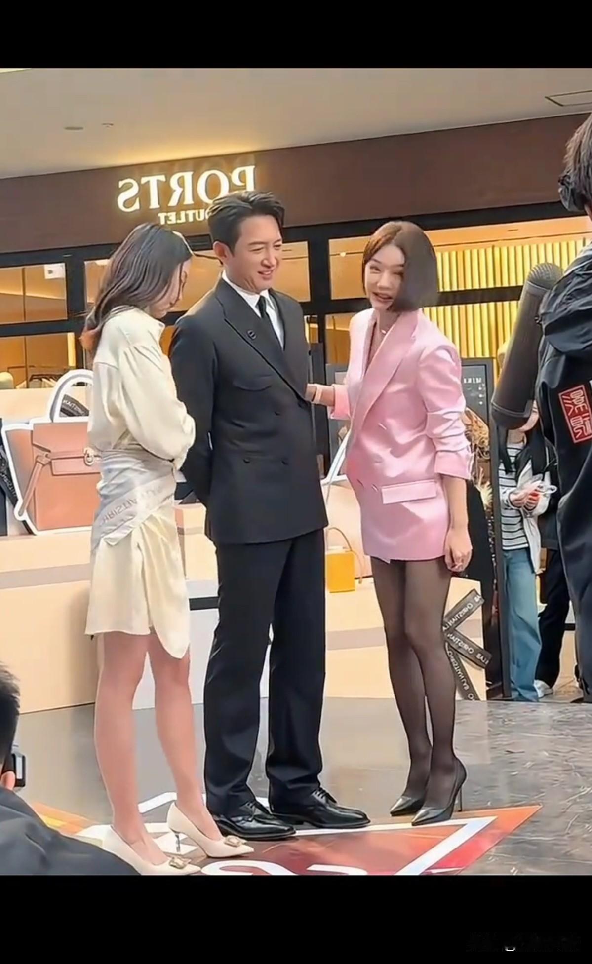 王阳太帅了，不愧是叔圈顶流。就连一向清高自负的秦岚，在他面前秒变小迷妹，眼