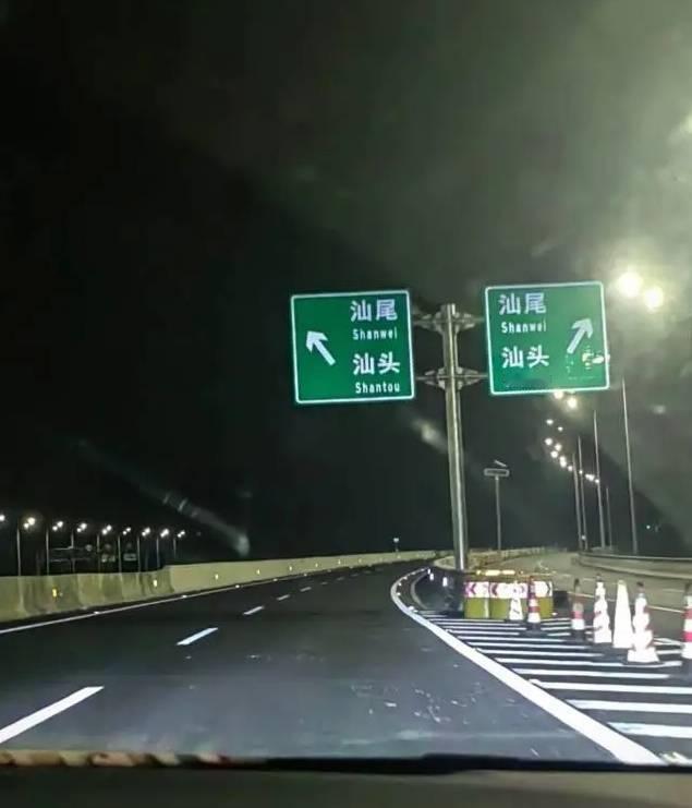 哈哈，别慌！这路牌看着像“薛定谔的杭州选择题”，其实是高速里很常见的分离式路基设