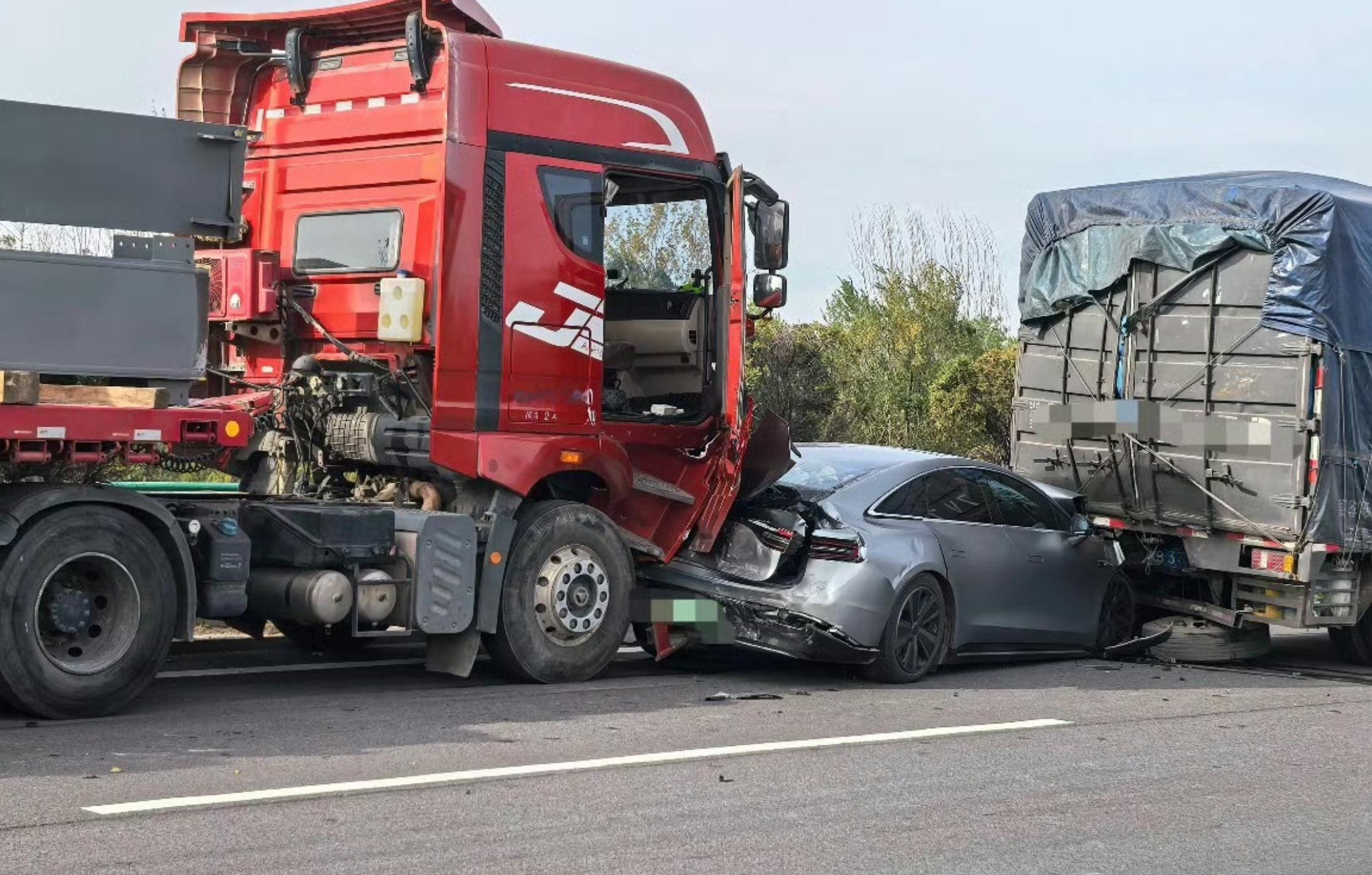 这智界S7真牛逼，稳稳扛住了这波前后夹击，而且后面的挂车拉的还是一车钢材，不得不