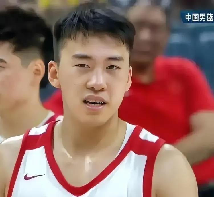 王俊杰一战就甩了杜润旺几条街！郭士强慧眼识珠将小将王俊杰选进了国家队，男篮4号