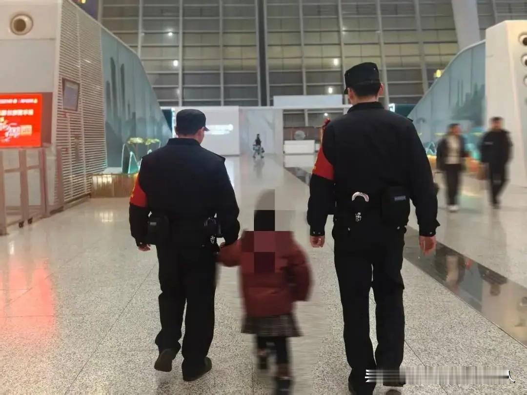 杭州东站的这个妈妈，虽然丢了2个孩子，但遭遇却让人同情。这位妈妈独自带着三个