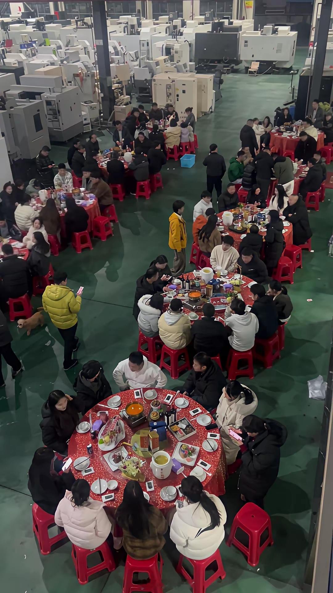 已经超越了国内90%的企业了，居然舍得花钱给公司员工办年会。