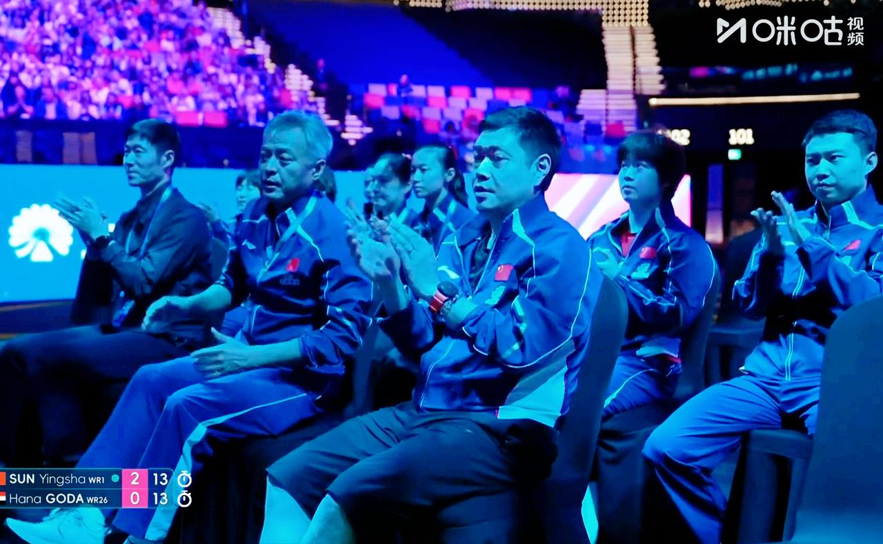 大家注意看台上的邱贻可了吗？莎莎每输一个球，邱贻可眼里的紧张，藏都藏不住。