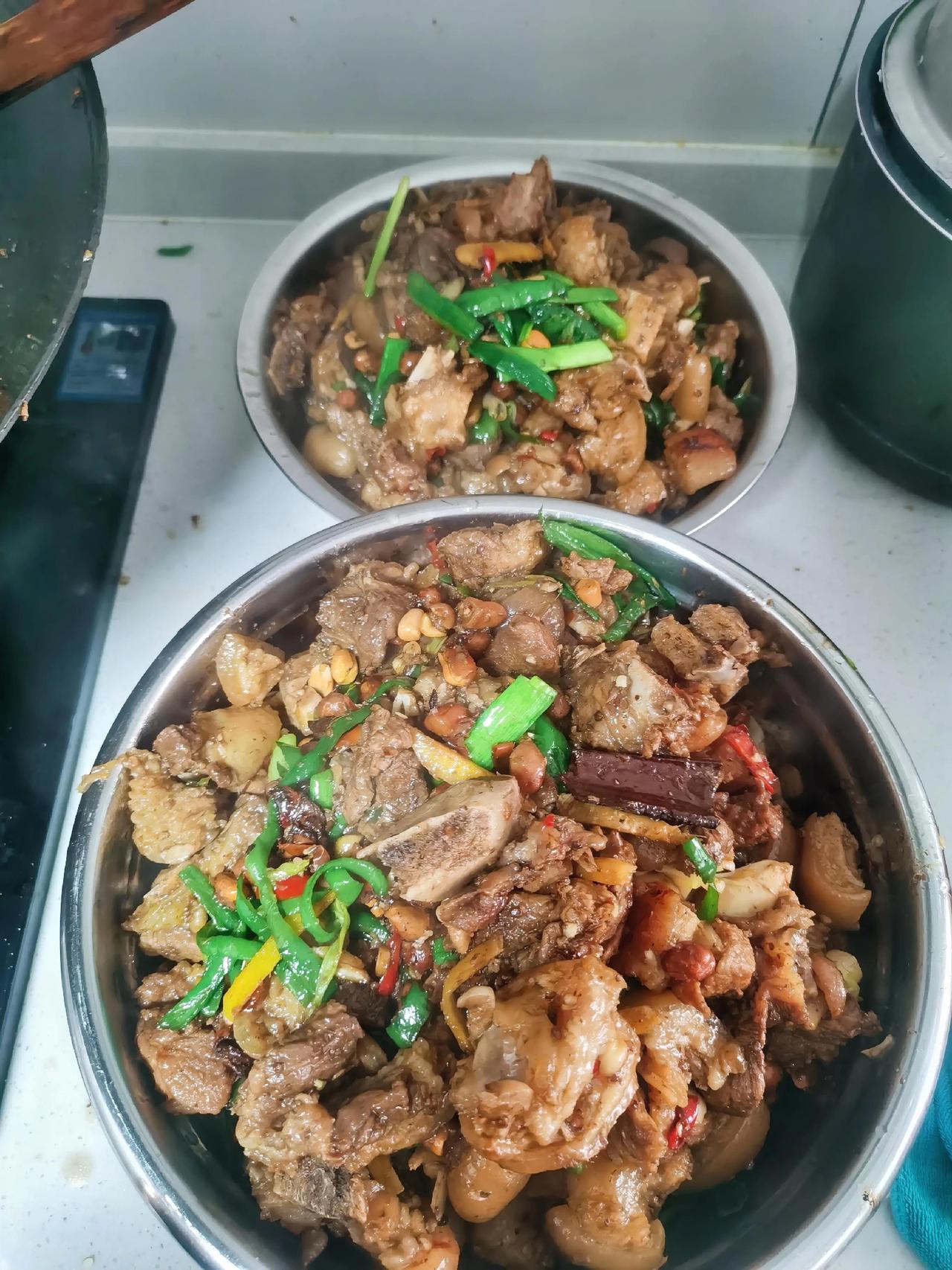 今日食堂菜谱：红烧猪脚素炒嫩南瓜蘑菇肉沫汤。每次站在灶台前，心不甘情不