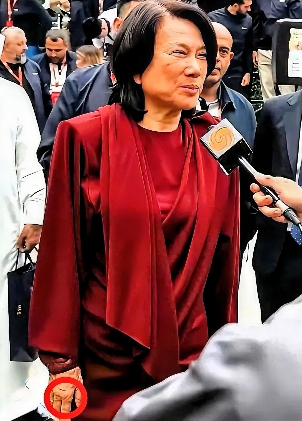 谁看了不心头一震？71岁的董明珠被偶遇，没化妆，脸上带着细纹，头发也白了些，手上